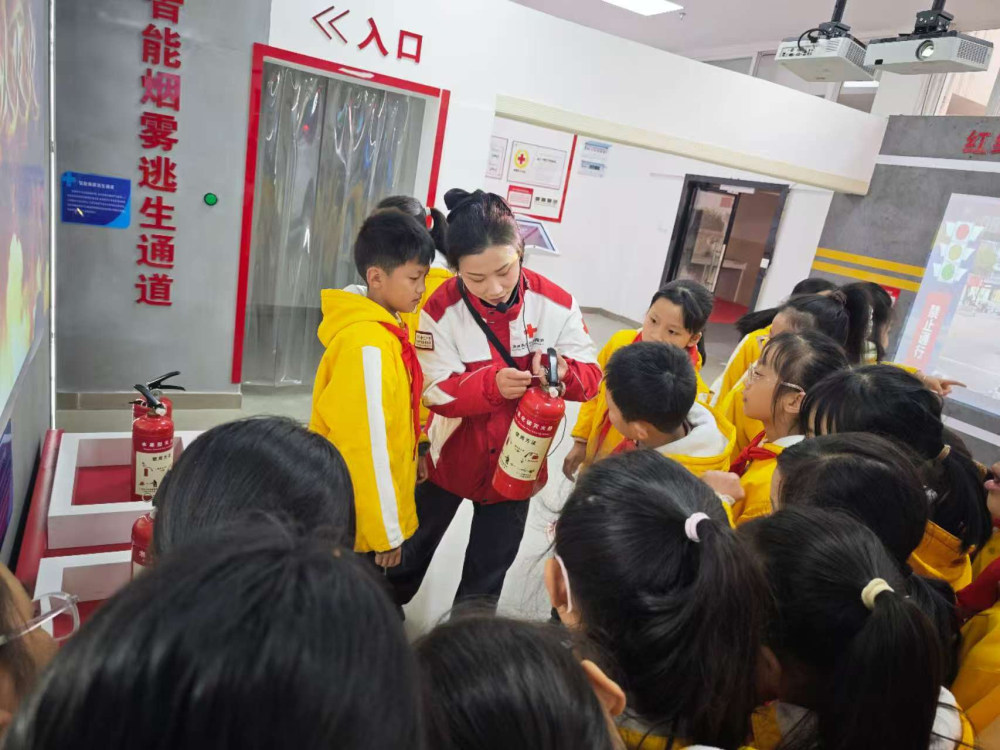 达川学生进救援基地.png 达川学生进救援基地.png